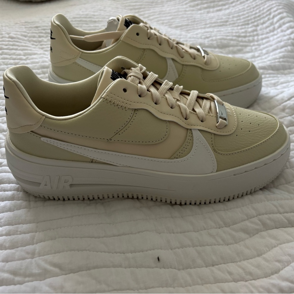 Nike Air Force 1 Platform in Cream and White